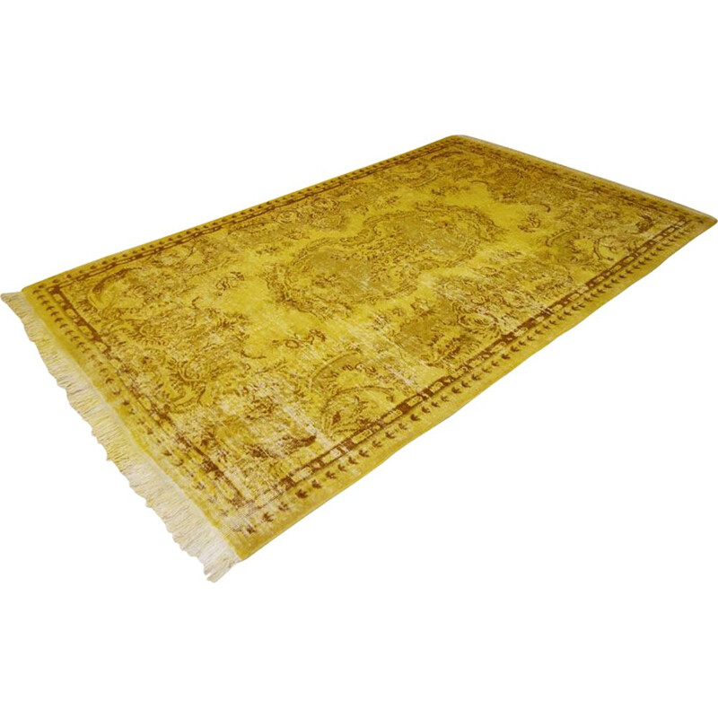 Tapis traditionnel turc avec des ombres d'olive et moutarde