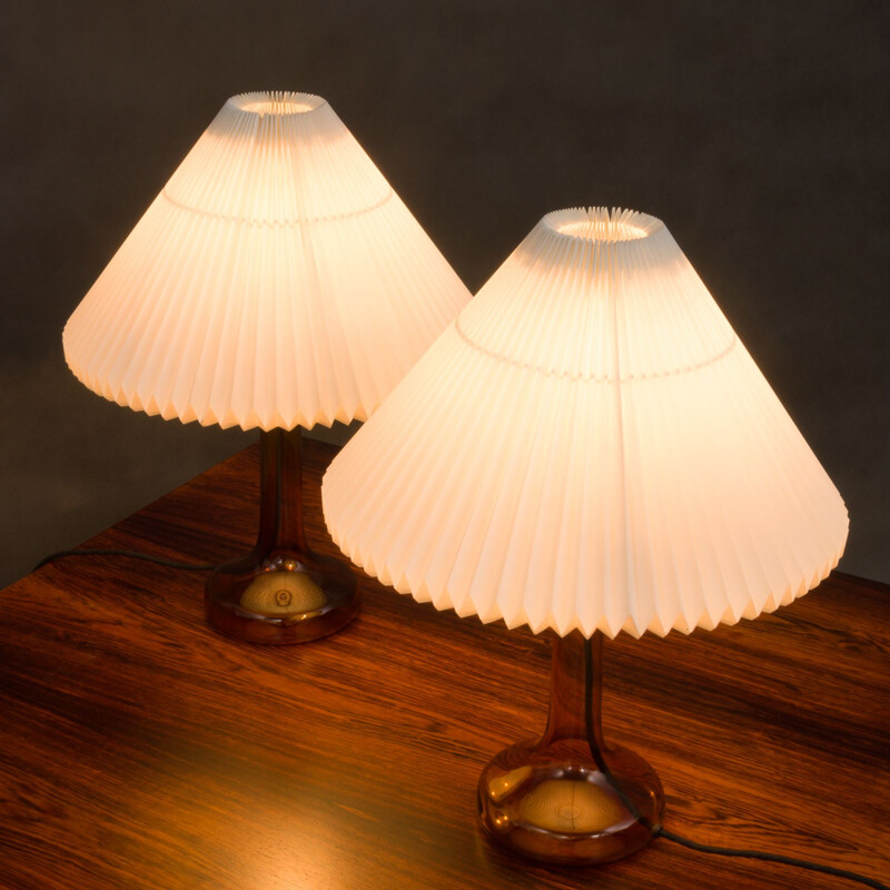 Suite de 2 lampes de table de Holmegaard avec des abat-jours de Le Kilnt