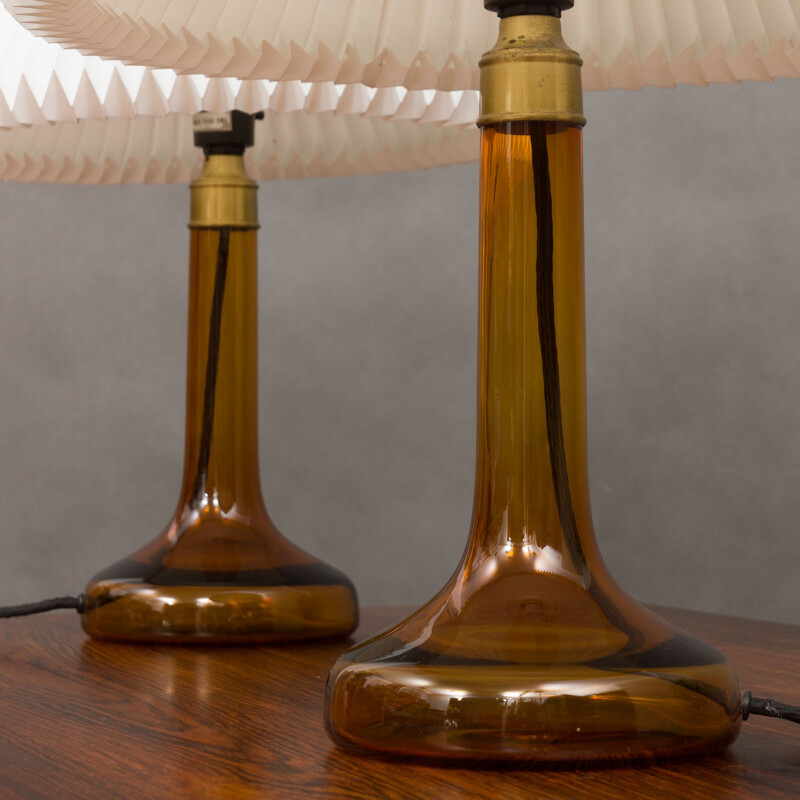 Suite de 2 lampes de table de Holmegaard avec des abat-jours de Le Kilnt