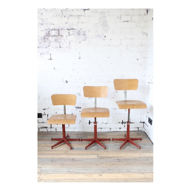 Suite de 3 chaises vintage de studio avec cadre rouge