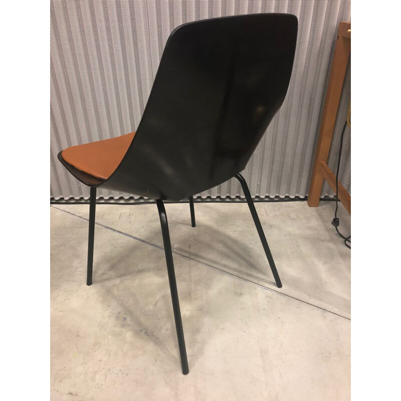 Chaise vintage tonneau laquée noire de Pierre Guariche