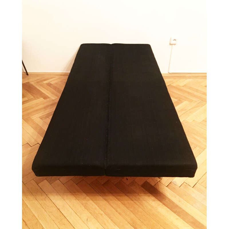 Bed in hout en zwarte stof van Miroslav Navratil
