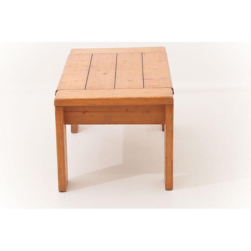 Table basse en pin par Charlotte Perriand