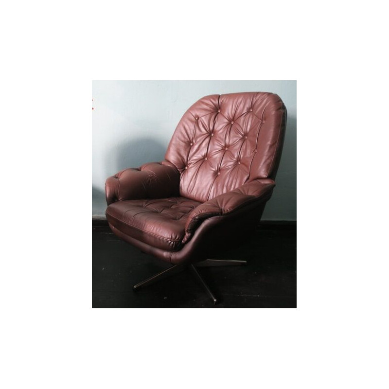 Fauteuil lounge pivotant vintage scandinave en cuir marron boutonné