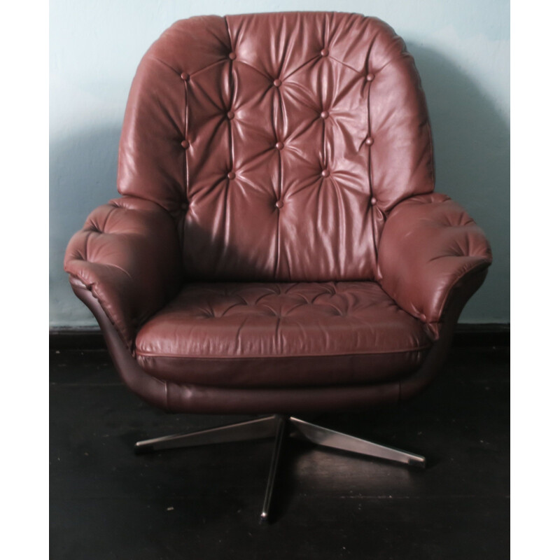 Fauteuil lounge pivotant vintage scandinave en cuir marron boutonné