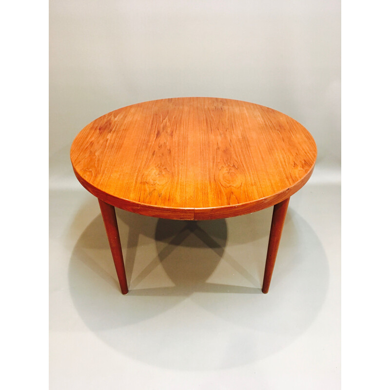 Vintage Scandinavian round dining table in rosewood