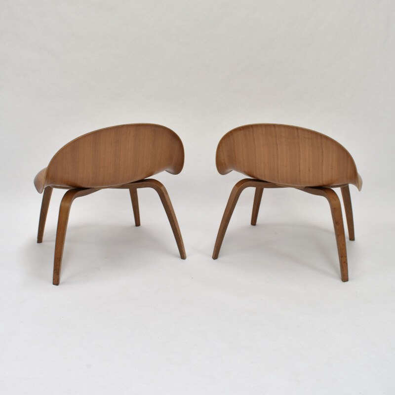 Set of 2 Gubi lounge chairs for Komplot