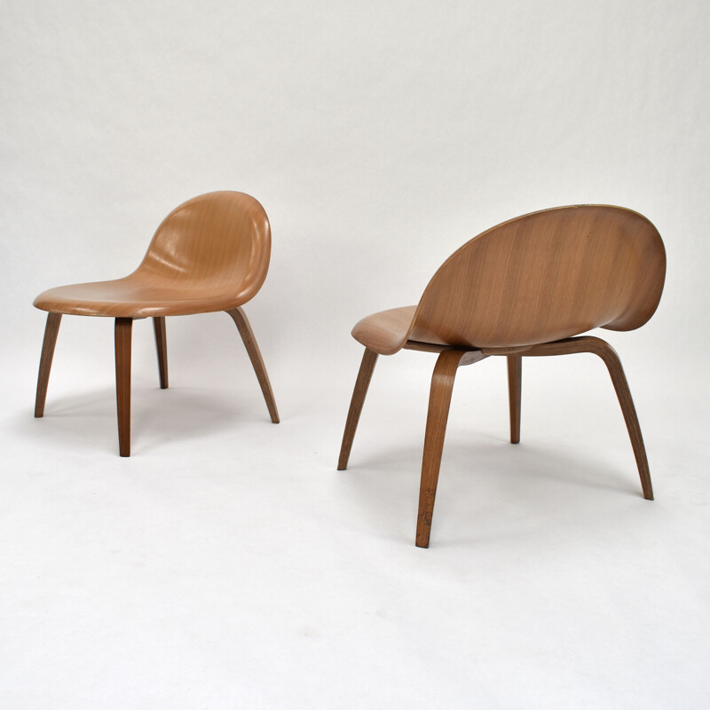 Set of 2 Gubi lounge chairs for Komplot