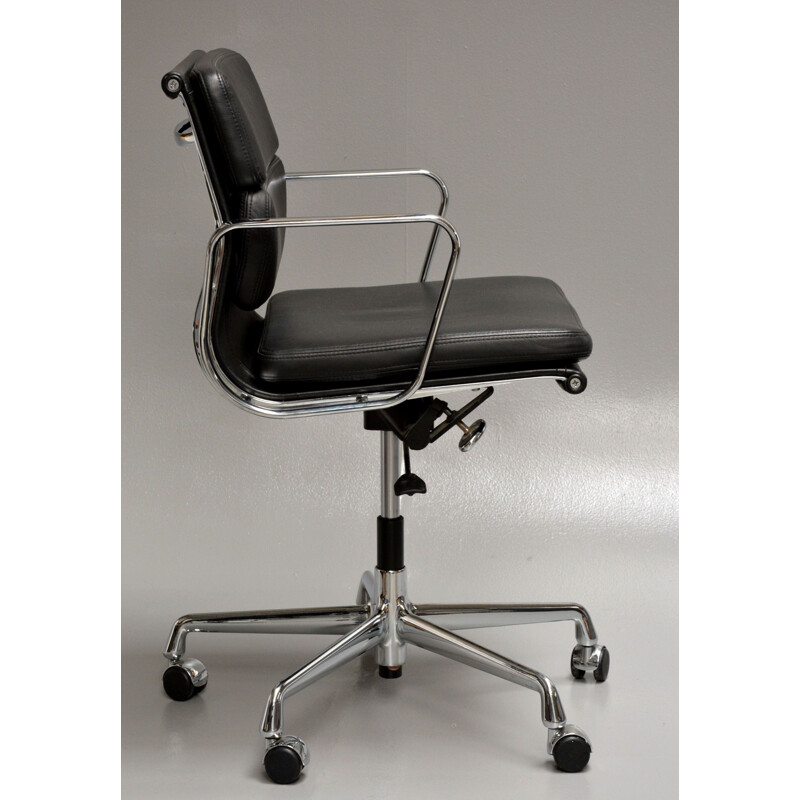 Vintage EA-217 office chair by Charles Eames