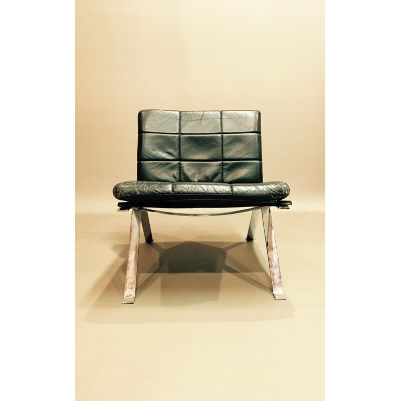Vintage armchair in black leather by Hans Eichenberger
