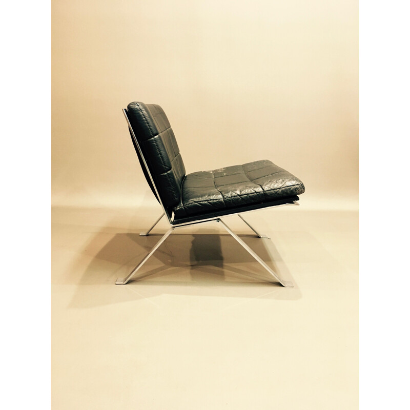 Vintage armchair in black leather by Hans Eichenberger