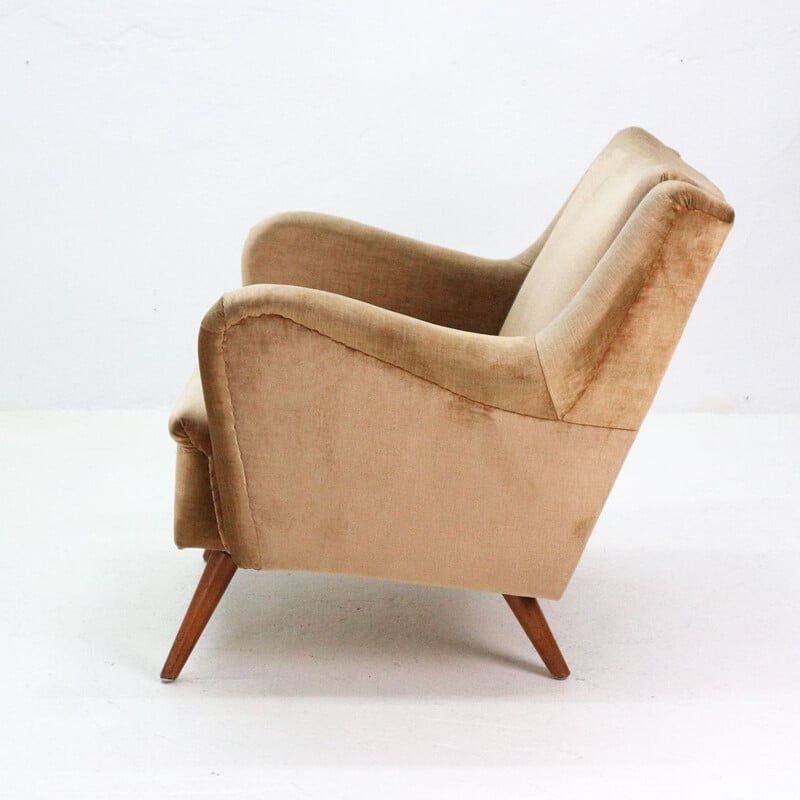 Geschwungener Vintage-Sessel mit goldenem Samtbezug, 1950
