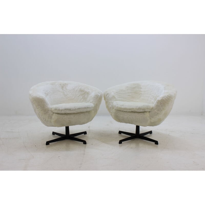Suite de 2 chaises pivotantes blanches vintage