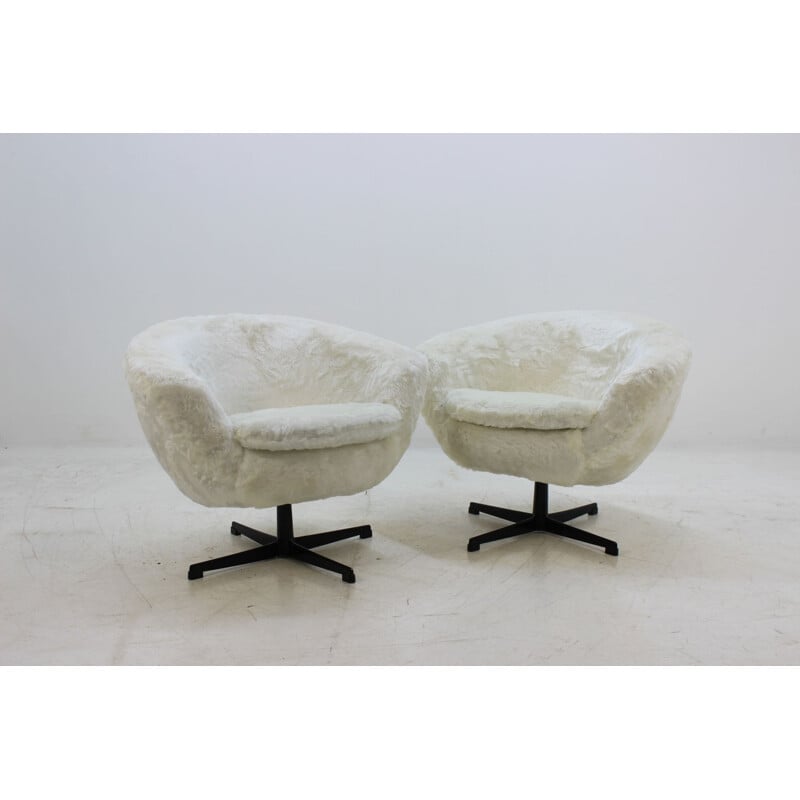 Suite de 2 chaises pivotantes blanches vintage