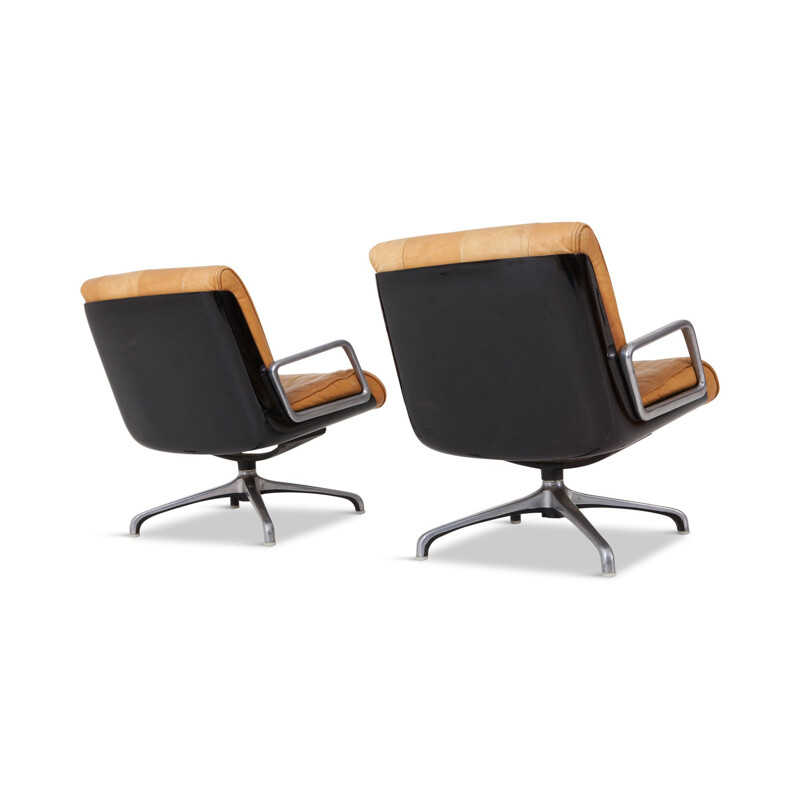 Set of 2 swiveling armchairs in leather by Saporiti italy
