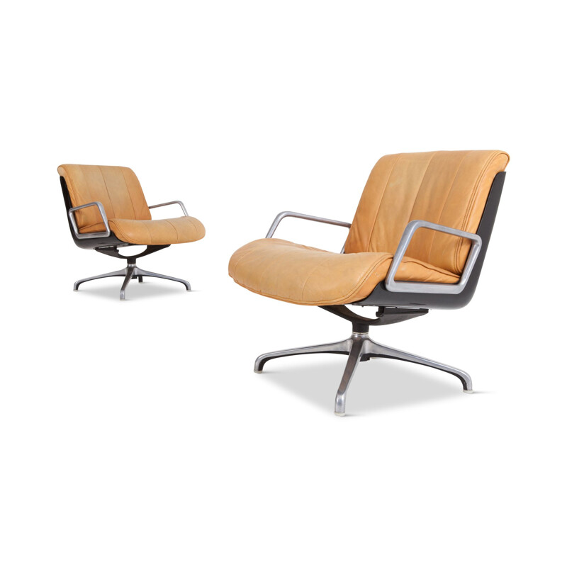 Set of 2 swiveling armchairs in leather by Saporiti italy