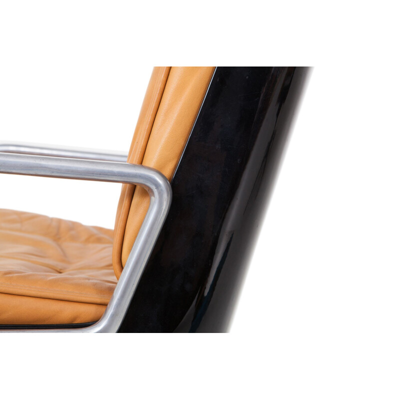 Suite de 2 fauteuils pivotants italiens en cuir par Saporiti