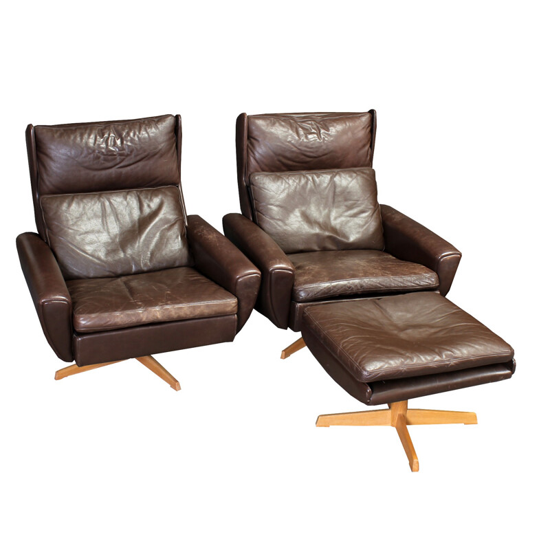 Pair of Wing Back armchairs and its ottoman in brown leather and oakwood, Georg THAMS - 1970s