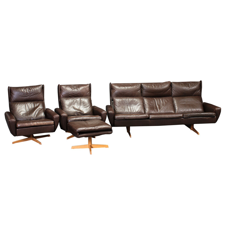 Pair of Wing Back armchairs and its ottoman in brown leather and oakwood, Georg THAMS - 1970s
