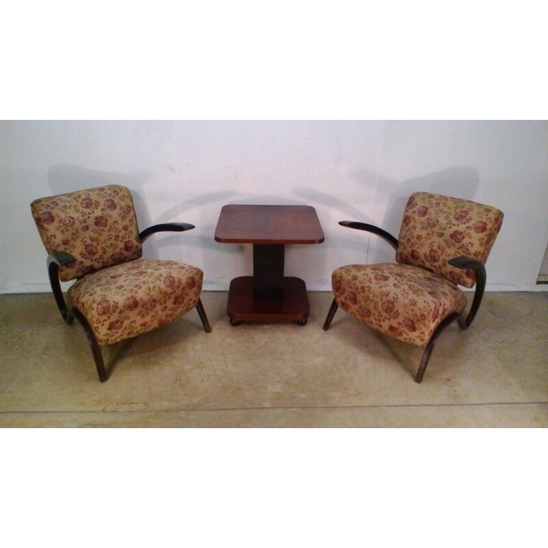 Pareja de sillones de nogal y mesa de centro H-275 de Jindrich Halabala, 1930