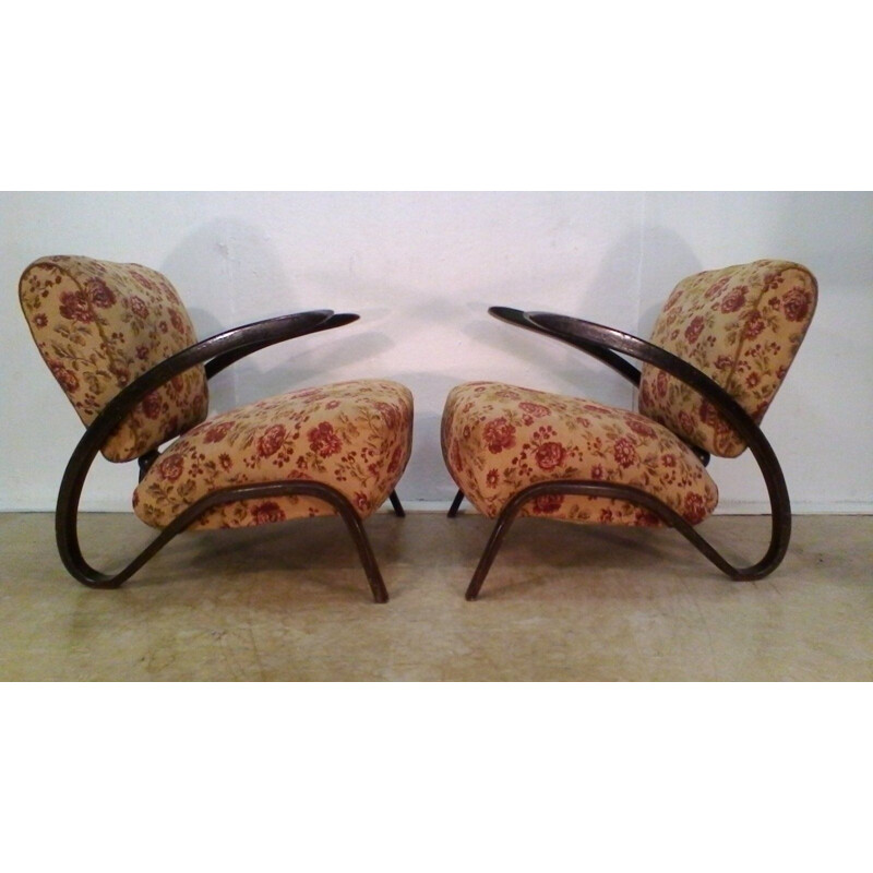 Paar oude notenhouten fauteuils en salontafel H-275 van Jindrich Halabala, 1930
