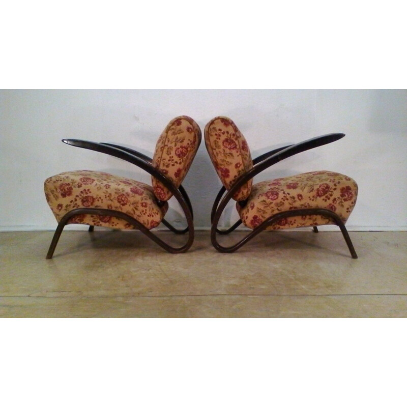 Paar oude notenhouten fauteuils en salontafel H-275 van Jindrich Halabala, 1930