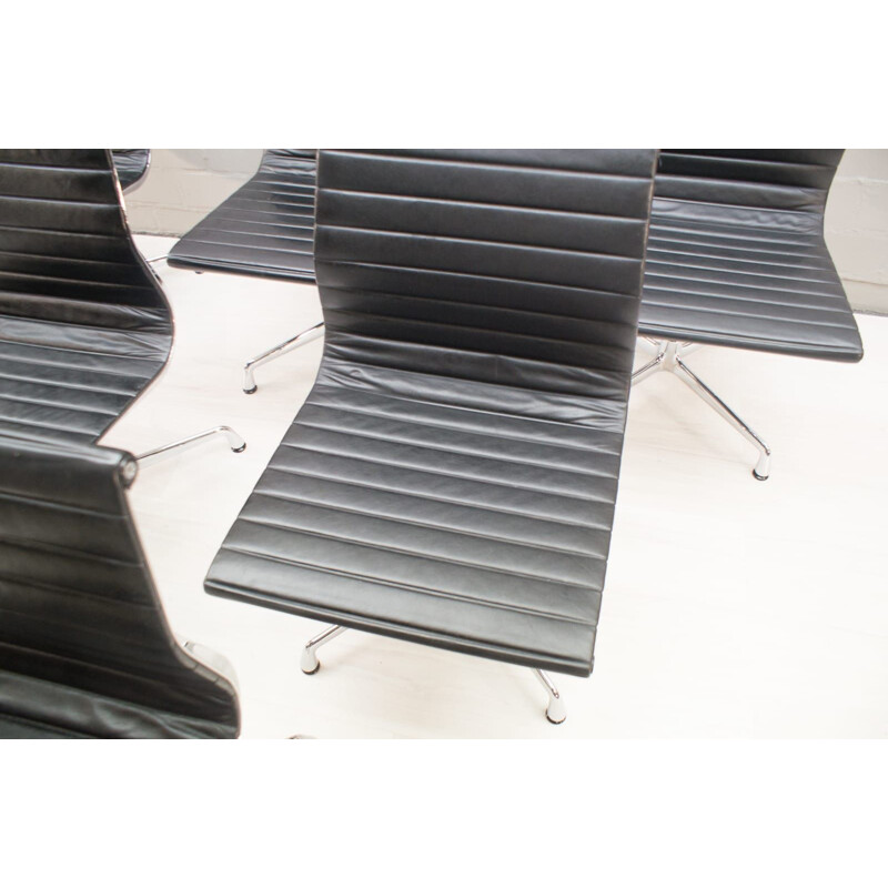 Ensemble de 6 chaises de bureau vintage EA 105 par Charles & Ray Eames de Vitra