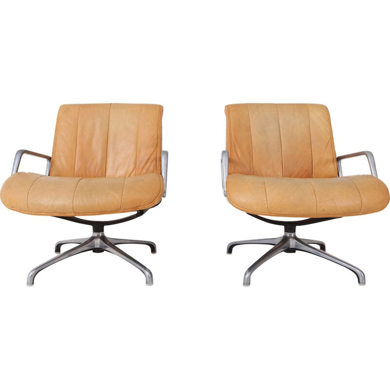 Set of 2 swiveling armchairs in leather by Saporiti italy