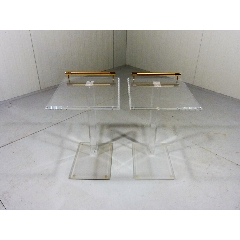 Suite de 2 tables de chevet en plexiglas et laiton