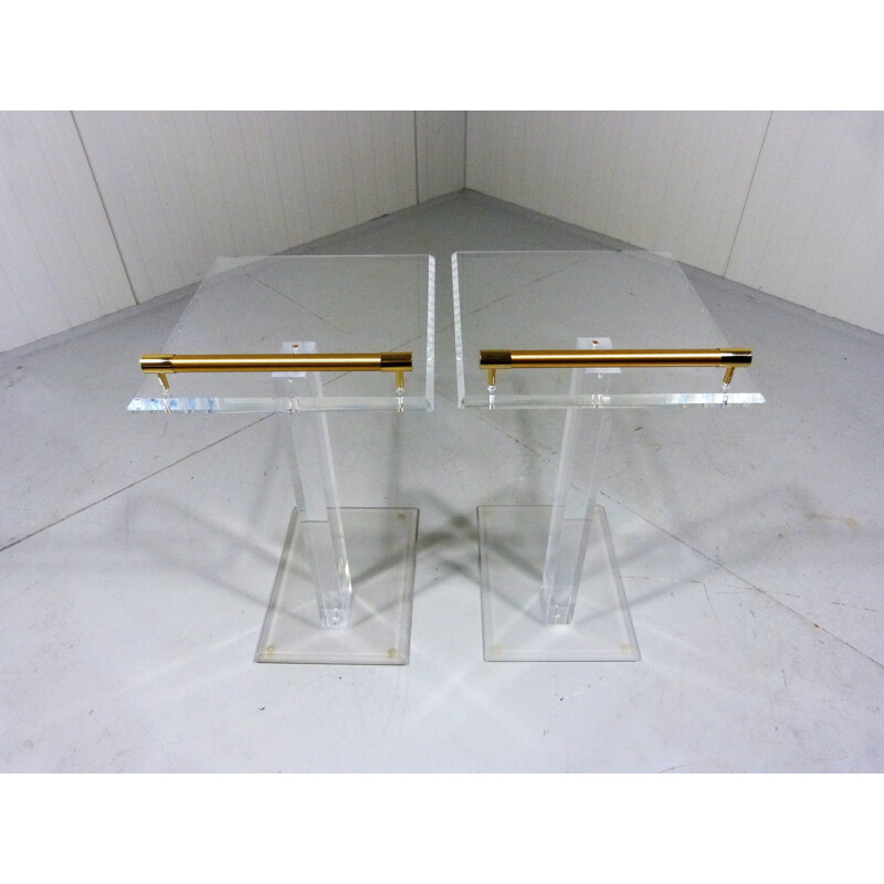 Suite de 2 tables de chevet en plexiglas et laiton
