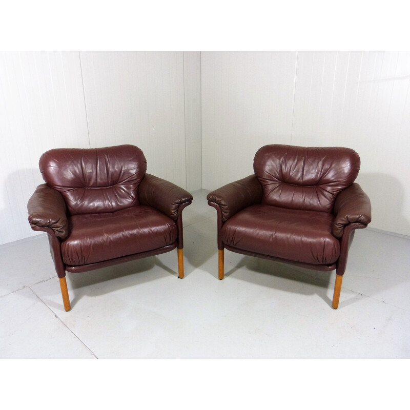 Set of 2 lounge chairs in leather by Hans Olsen