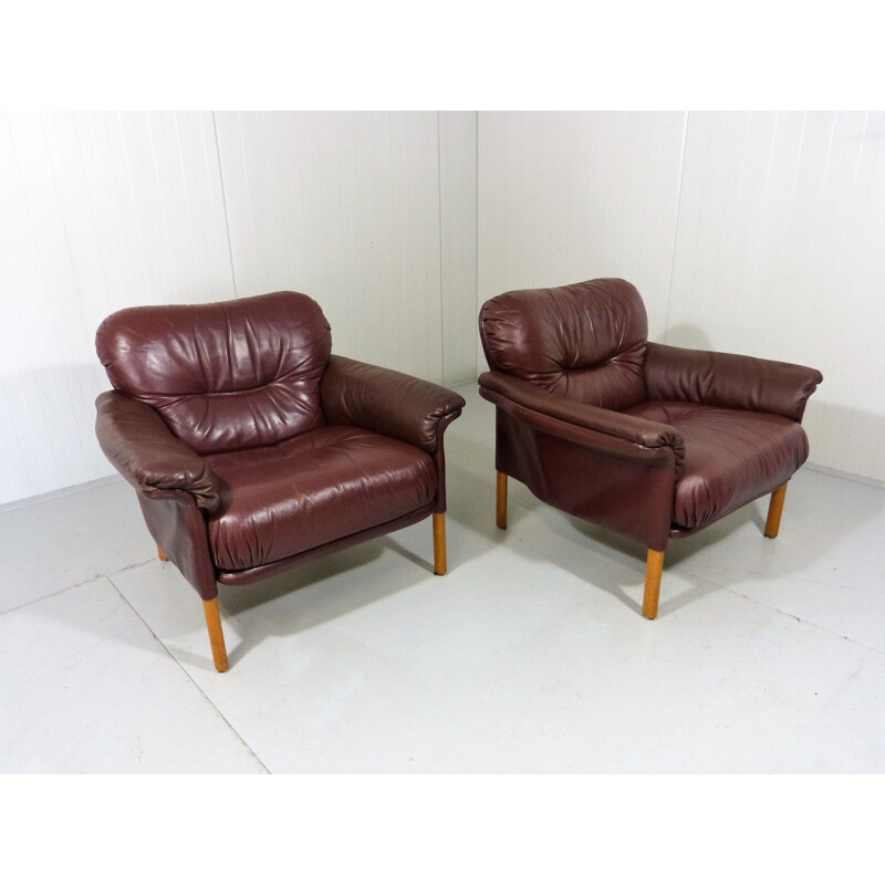 Set of 2 lounge chairs in leather by Hans Olsen