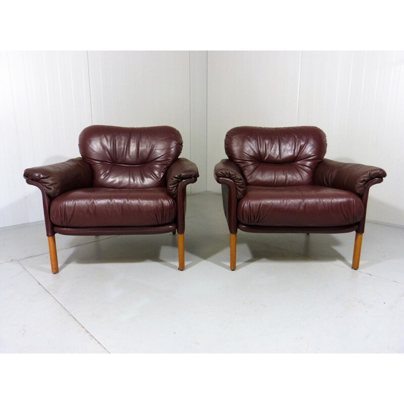 Set of 2 lounge chairs in leather by Hans Olsen