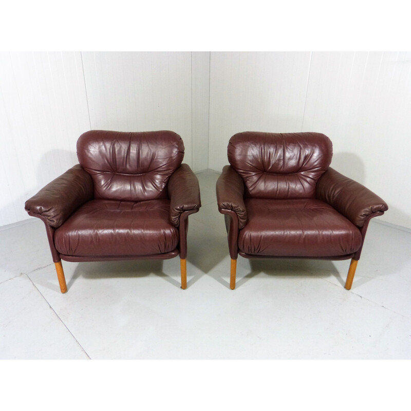 Set of 2 lounge chairs in leather by Hans Olsen