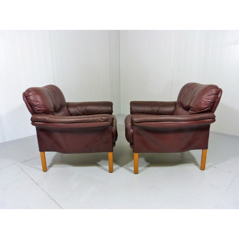 Set of 2 lounge chairs in leather by Hans Olsen