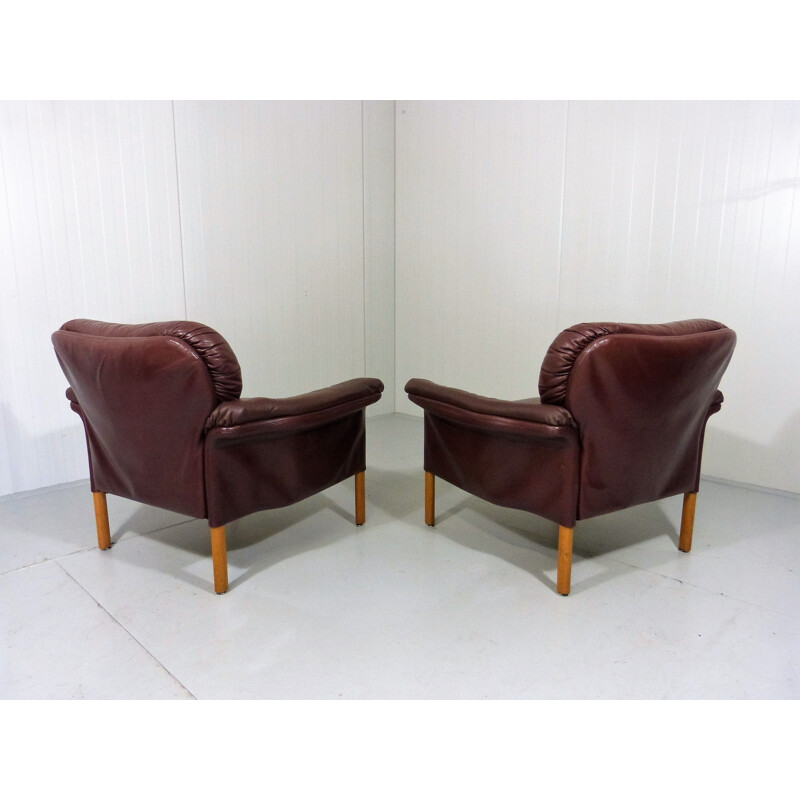 Set of 2 lounge chairs in leather by Hans Olsen