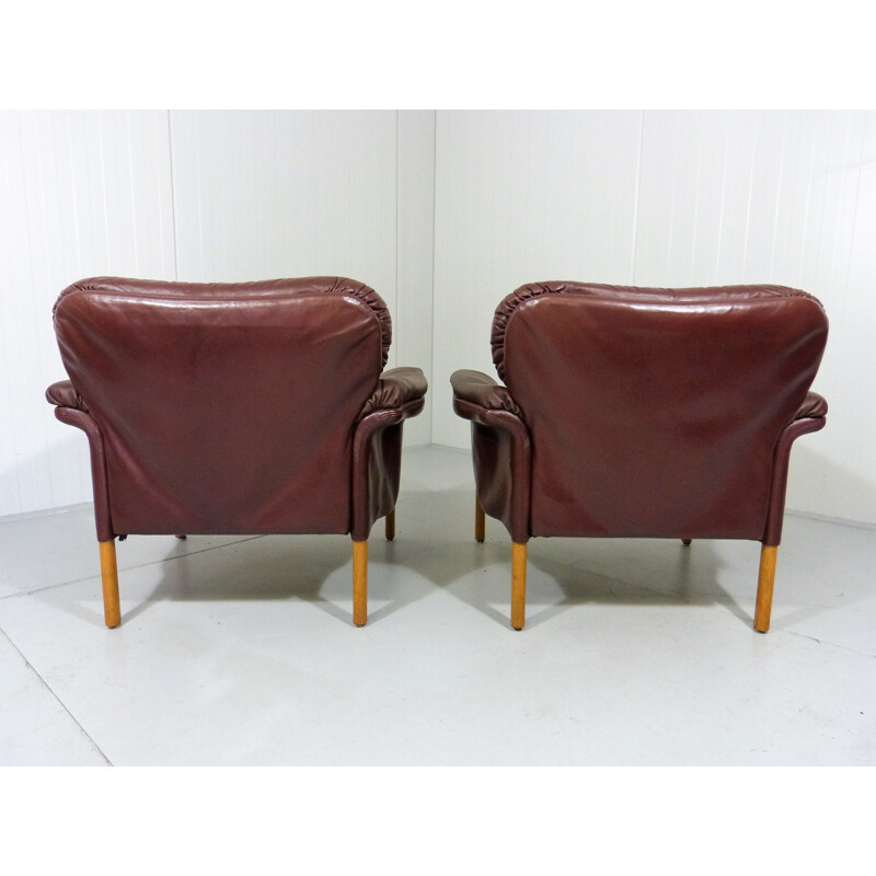 Set of 2 lounge chairs in leather by Hans Olsen