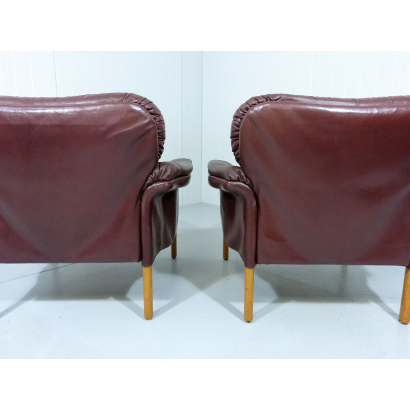 Set of 2 lounge chairs in leather by Hans Olsen