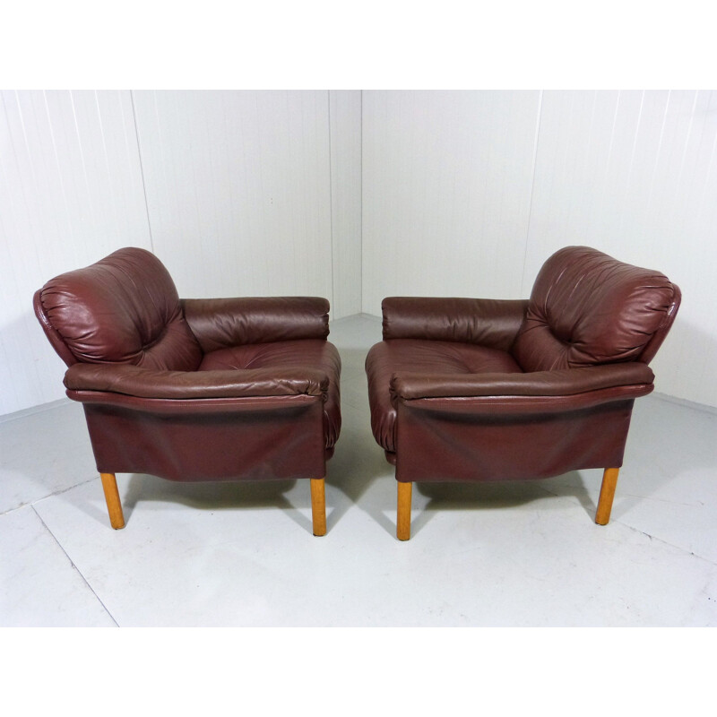 Set of 2 lounge chairs in leather by Hans Olsen