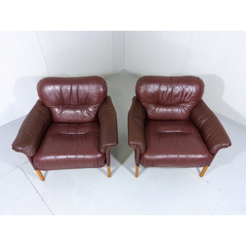 Set of 2 lounge chairs in leather by Hans Olsen