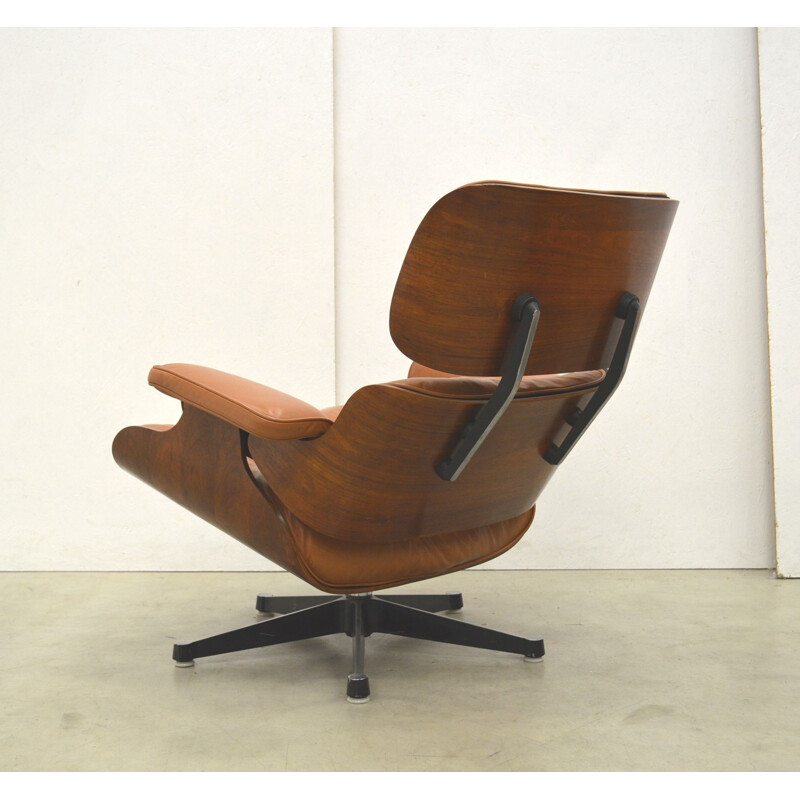 Vintage beige lounge chair and ottoman in rosewood, Charles Eames for Herman Miller