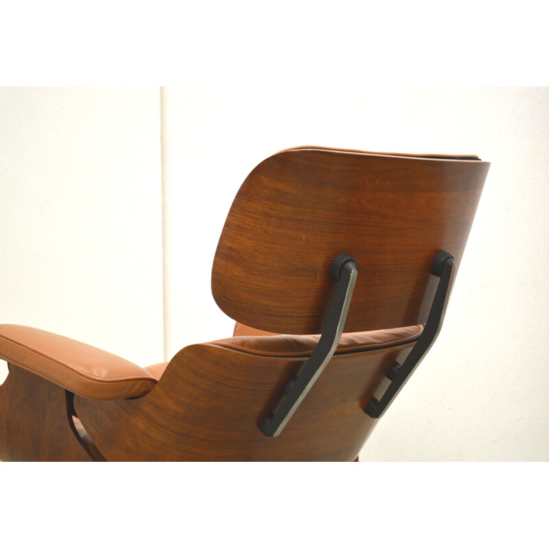 Vintage beige lounge chair and ottoman in rosewood, Charles Eames for Herman Miller