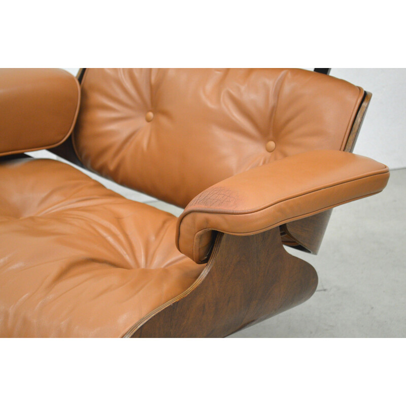 Vintage beige lounge chair and ottoman in rosewood, Charles Eames for Herman Miller