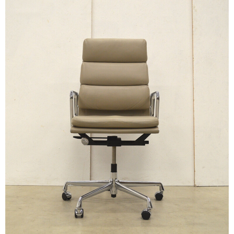 Fauteuil de bureau EA219 en cuir beige par Charles Eames pour Vitra