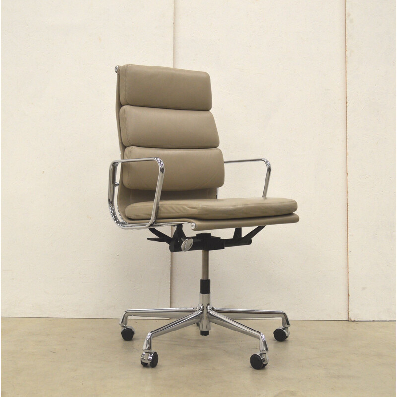 Office chair EA219 in beige leather by Charles Eames for Vitra