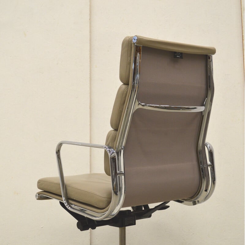 Office chair EA219 in beige leather by Charles Eames for Vitra