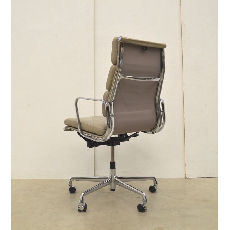 Office chair EA219 in beige leather by Charles Eames for Vitra