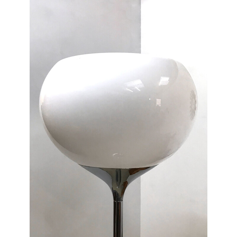 Vintage Italian Space Age white floor lamp by Guzzini Bud