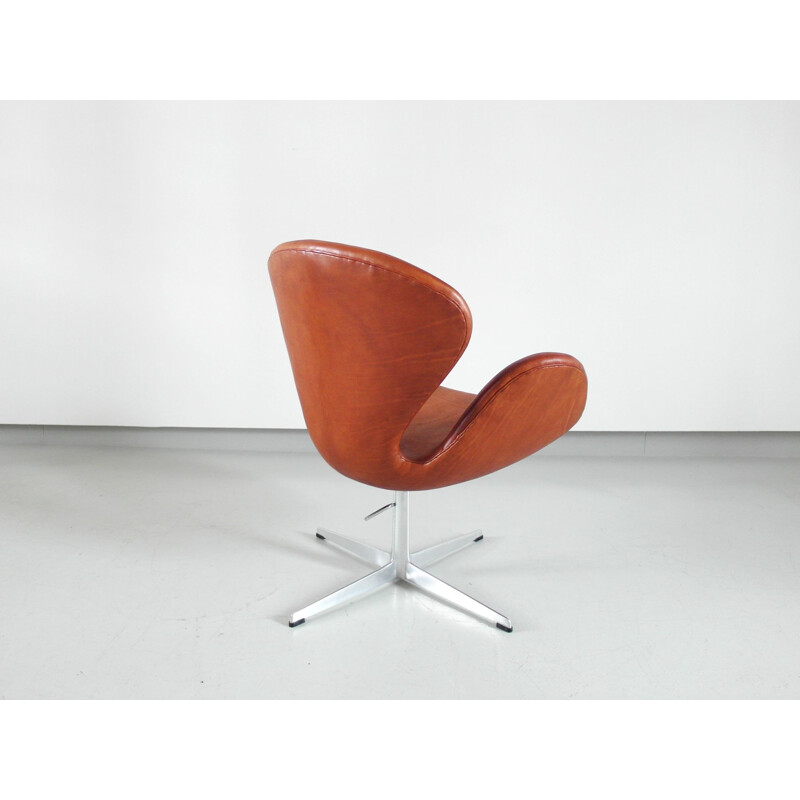 Vintage Swan chair by Arne Jacobsen for Fritz Hansen