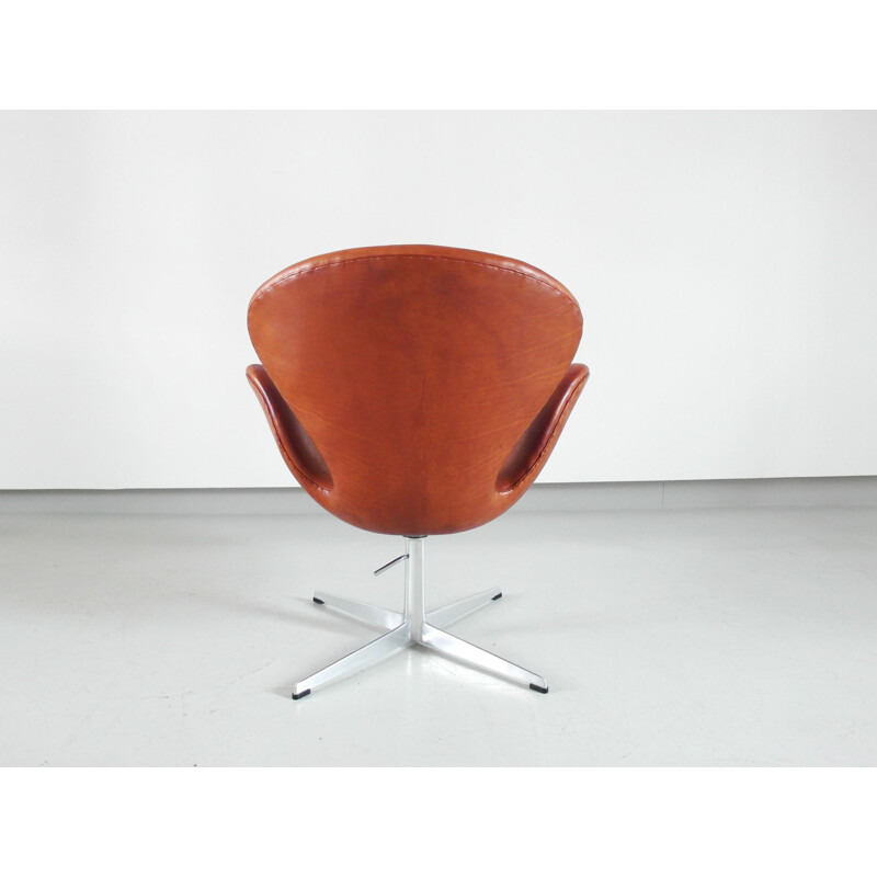 Vintage Swan chair by Arne Jacobsen for Fritz Hansen